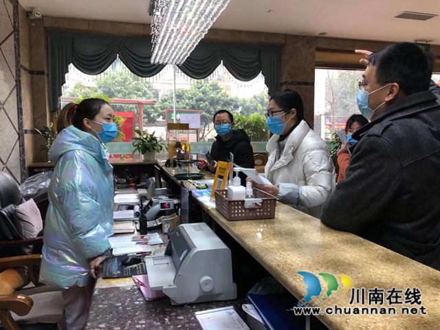 合江县委统战部：宣传“天府健康通”，助力居民安全行(图1)