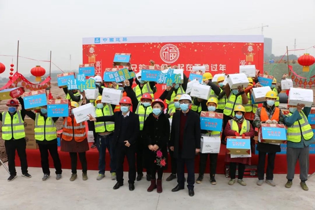 抢建龙马高中异地民工工地过年，泸州市总工会送上春节慰问大礼包(图1)