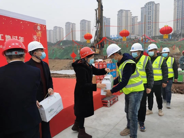 抢建龙马高中异地民工工地过年，泸州市总工会送上春节慰问大礼包(图2)