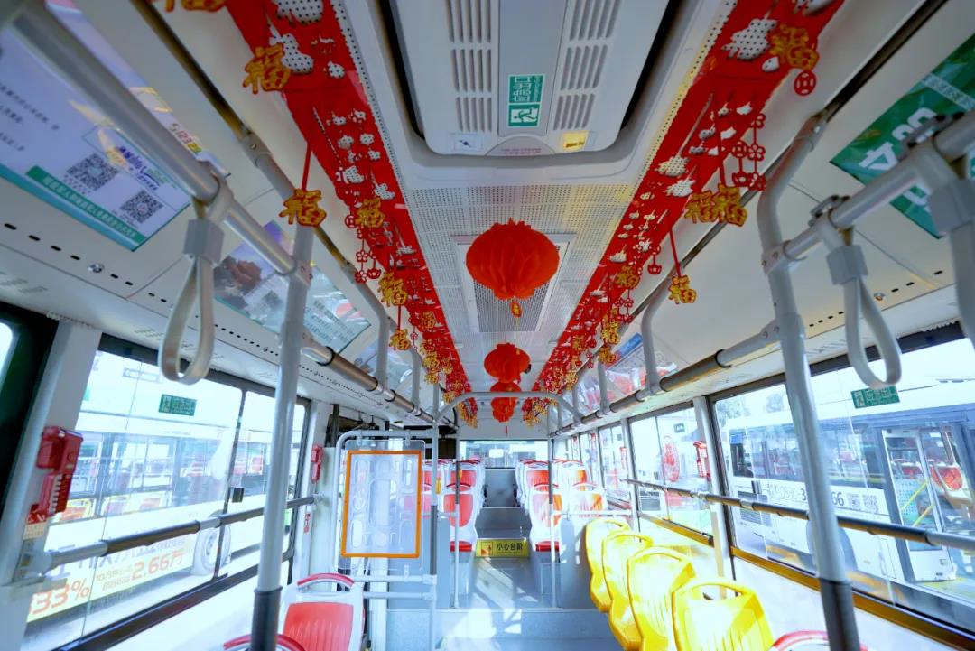 泸州公交年味儿浓 迎春主题车厢等你来打卡(图2)