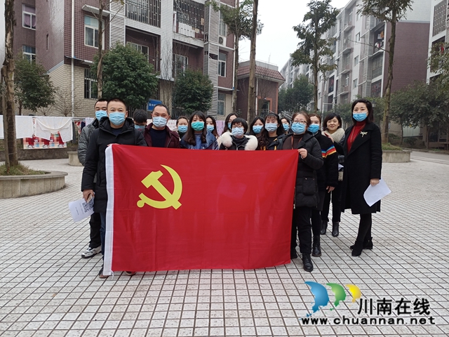 “党员带头，‘码’上行动” 纳溪区法院助力推广四川天府健康通(图1)