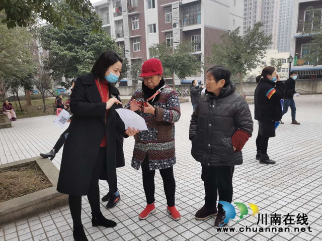 “党员带头，‘码’上行动” 纳溪区法院助力推广四川天府健康通(图4)