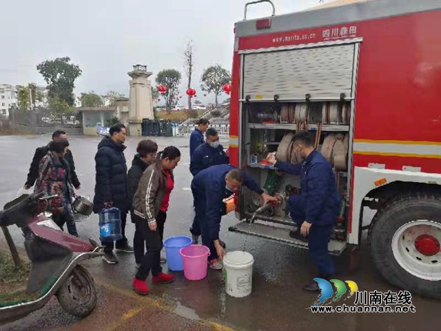 古蔺一小区供水管道出现故障，消防紧急送水为居民“解渴”(图3)