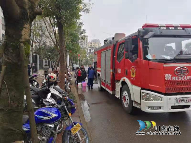 古蔺一小区供水管道出现故障，消防紧急送水为居民“解渴”(图2)