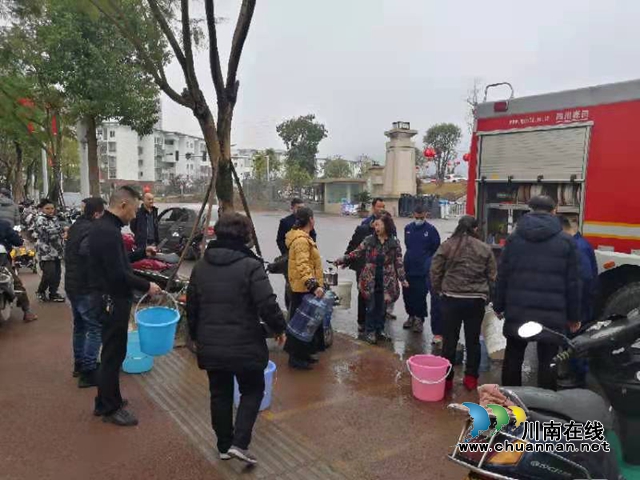 古蔺一小区供水管道出现故障，消防紧急送水为居民“解渴”(图4)