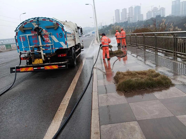 泸州城管春节不打烊，保障城市运转不停歇(图2)