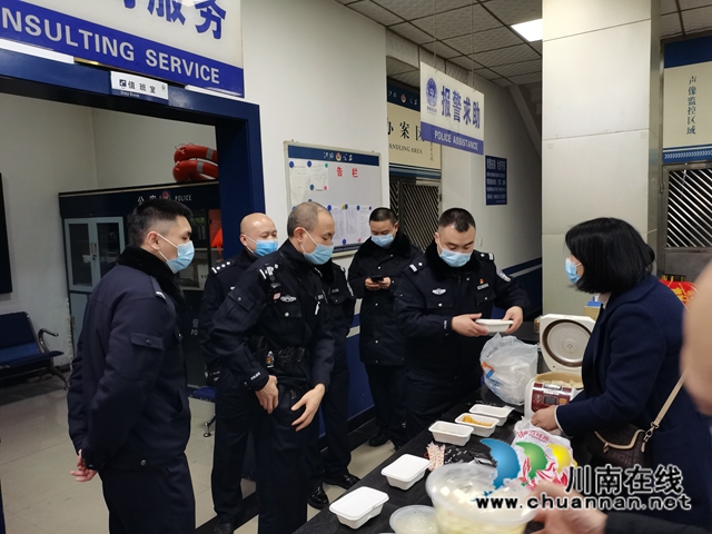 泸州：关爱逆行者，志愿者除夕前送出150份爱心夜宵(图3)