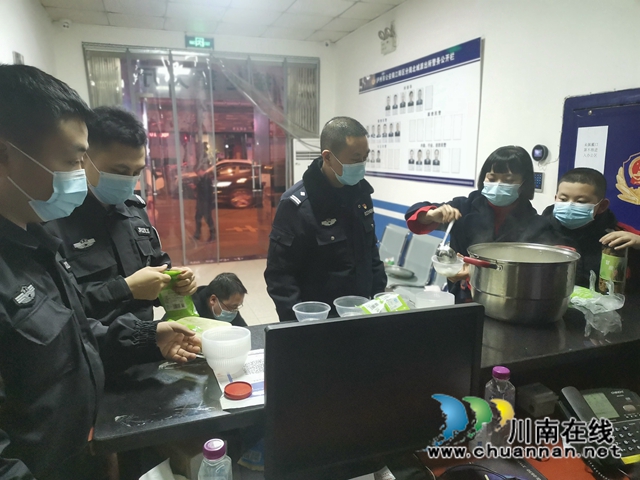 泸州：关爱逆行者，志愿者除夕前送出150份爱心夜宵(图7)