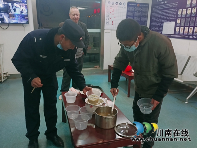 泸州：关爱逆行者，志愿者除夕前送出150份爱心夜宵(图17)