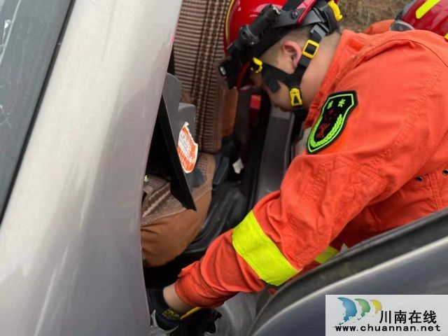 泸州：高速立交防护栏贯穿车头！消防紧急救援(图3)