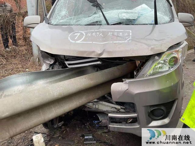 泸州：高速立交防护栏贯穿车头！消防紧急救援(图2)