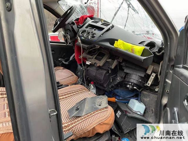 泸州：高速立交防护栏贯穿车头！消防紧急救援(图4)