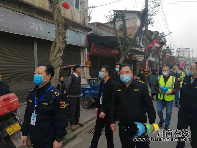 规范赶集环境 全力疫情防控!泸县云龙镇综合执法队伍在行动(图2) 规范赶集环境 全力疫情防控!泸县云龙镇综合执法队伍在行动(图2)