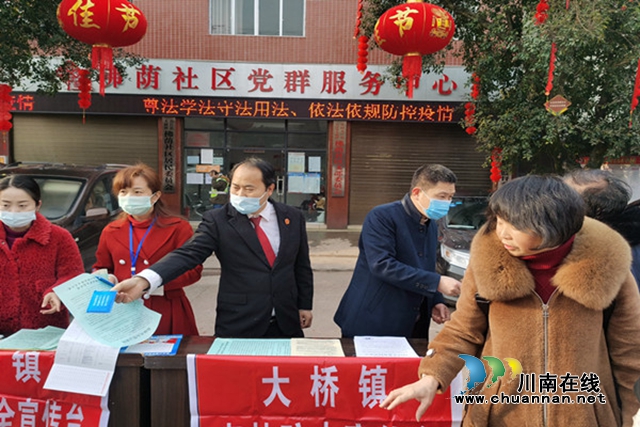 合江县大桥镇多部门联动开展“返乡民工”暨防控疫情法治宣传活动(图1)