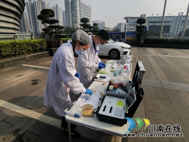 泸州市市场监管局三举措做好“两会”食品安全保障工作(图2) 泸州市市场监管局三举措做好“两会”食品安全保障工作(图2)