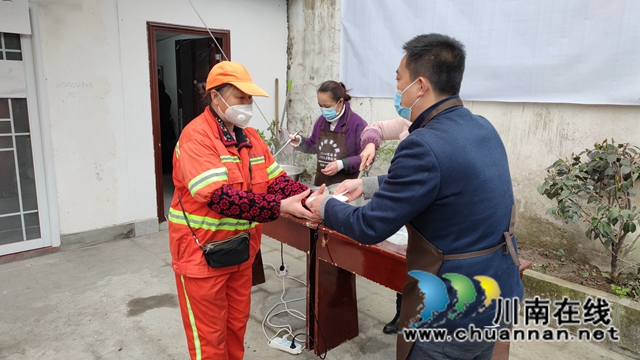  江阳区北城街道：小汤圆大爱心，关爱困难家庭和环卫工人(图2)