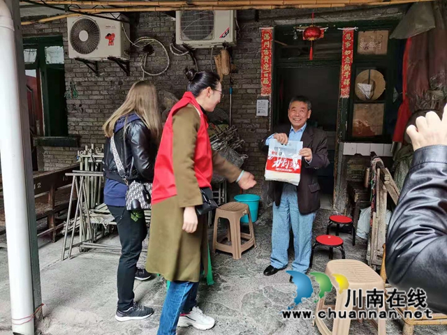  江阳区北城街道：小汤圆大爱心，关爱困难家庭和环卫工人(图4)