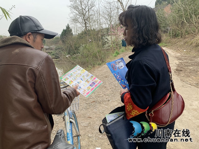 内江经开区靖民镇凉风社区:消防安全,格格当起知识宣传员(图2) 内江经开区靖民镇凉风社区:消防安全,格格当起知识宣传员(图2)