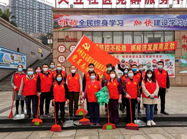 快来投票！泸州两典型入围全国学雷锋志愿服务“四个100”(图2)