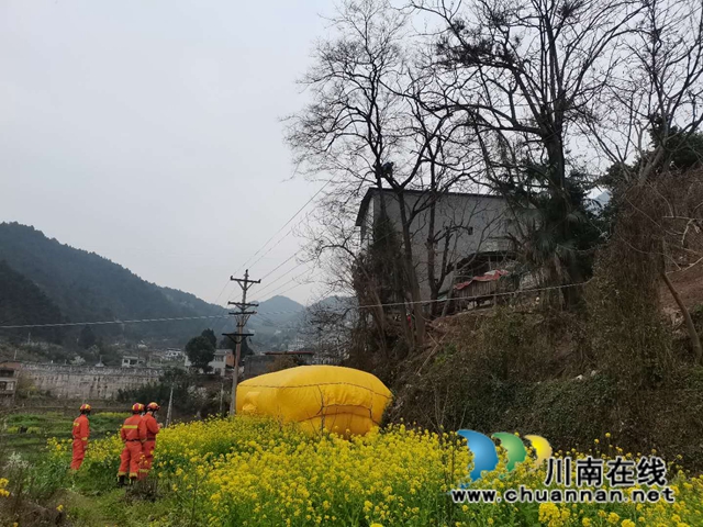 古蔺男子爬上30米高树欲轻生　古蔺消防雨中艰苦救援(图2)