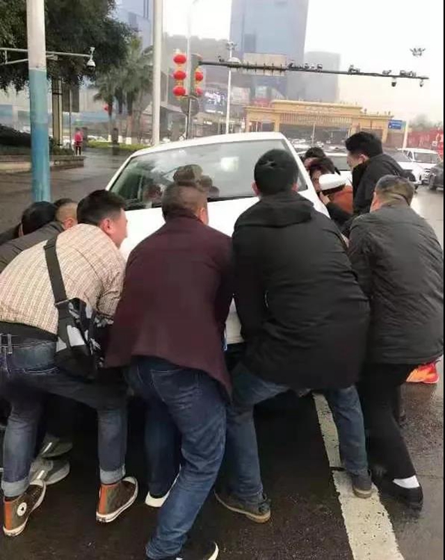 泸州：2人被卷车底，路人合力抬车救援