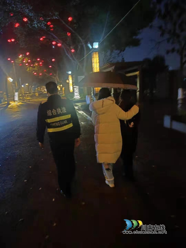 泸州：城管巡河遇女子沱江欲轻生，数人跳入江中联手救上岸