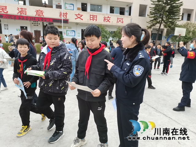 内江经开区靖民镇:禁毒宣传进校园,让青春不“毒”行(图2) 内江经开区靖民镇:禁毒宣传进校园,让青春不“毒”行(图2)