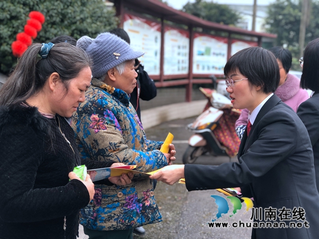 纳溪区法院:普法关怀,为“留守妇女”撑起一片法治的天空(图2) 纳溪区法院:普法关怀,为“留守妇女”撑起一片法治的天空(图2)