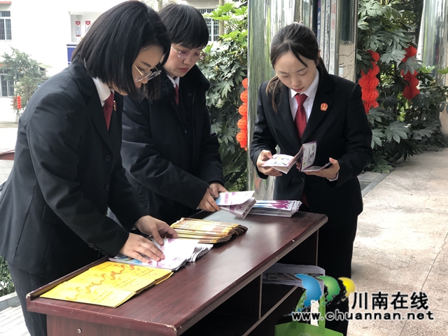 纳溪区法院:普法关怀,为“留守妇女”撑起一片法治的天空(图6) 纳溪区法院:普法关怀,为“留守妇女”撑起一片法治的天空(图6)