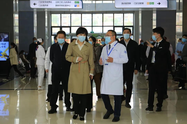 省卫健委党组书记敬静高度评价泸州市人医城市核酸检测基地建设工作