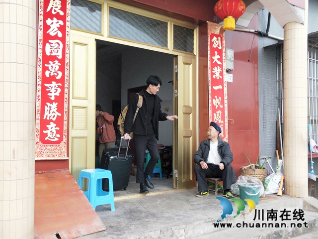 出家门上车门，泸县179名农民工免费返岗出行(图3)