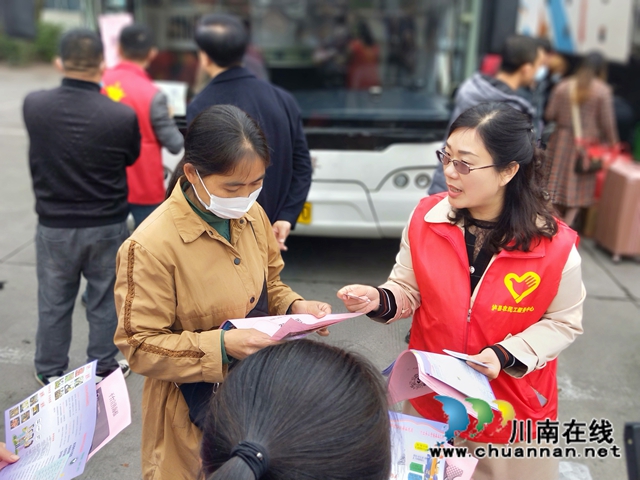 出家门上车门，泸县179名农民工免费返岗出行(图6)