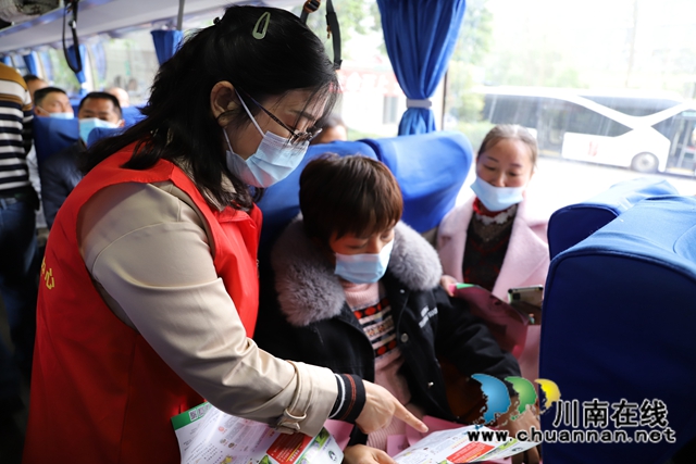 出家门上车门，泸县179名农民工免费返岗出行(图2)