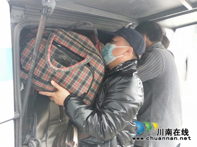 出家门上车门，泸县179名农民工免费返岗出行(图9)