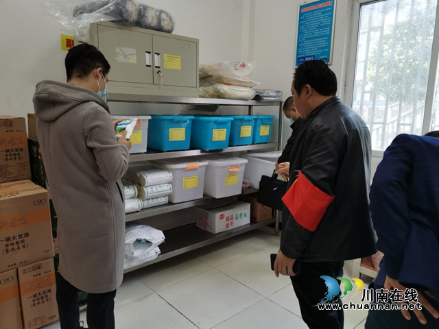 “逢十查餐厅”专项执法行动第一天,泸州市市场监管局到纳溪开展学校食品安全专项督查(图2) “逢十查餐厅”专项执法行动第一天,泸州市市场监管局到纳溪开展学校食品安全专项督查(图2)