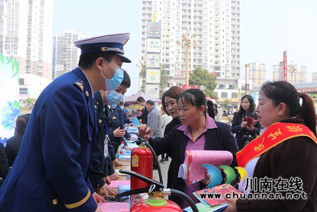 教授如何辨假，销毁伪劣产品！泸州“蓝朋友”为市民上“3.15培训课”(图3)