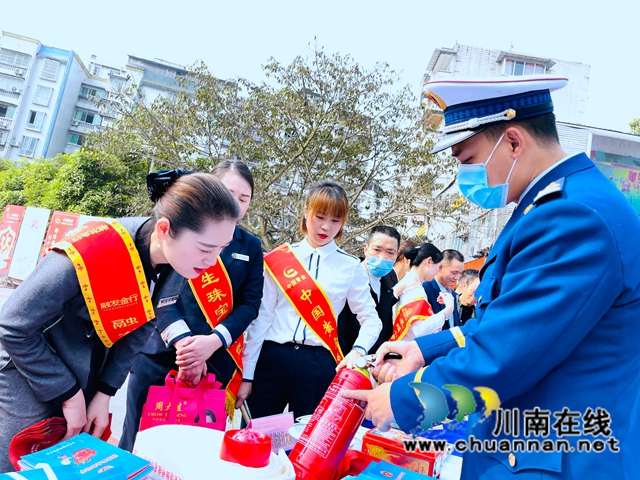 教授如何辨假，销毁伪劣产品！泸州“蓝朋友”为市民上“3.15培训课”(图4)