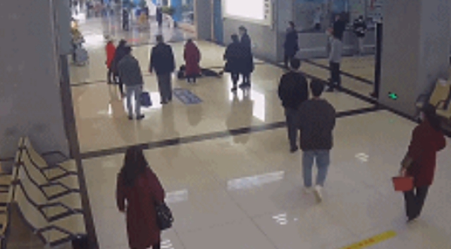 突发!门诊大厅男子倒地抽搐!监控记录下惊险一幕(图2) 突发!门诊大厅男子倒地抽搐!监控记录下惊险一幕(图2)