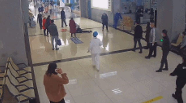 突发!门诊大厅男子倒地抽搐!监控记录下惊险一幕(图3) 突发!门诊大厅男子倒地抽搐!监控记录下惊险一幕(图3)