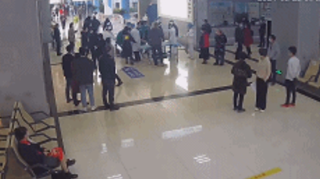 突发!门诊大厅男子倒地抽搐!监控记录下惊险一幕(图4) 突发!门诊大厅男子倒地抽搐!监控记录下惊险一幕(图4)