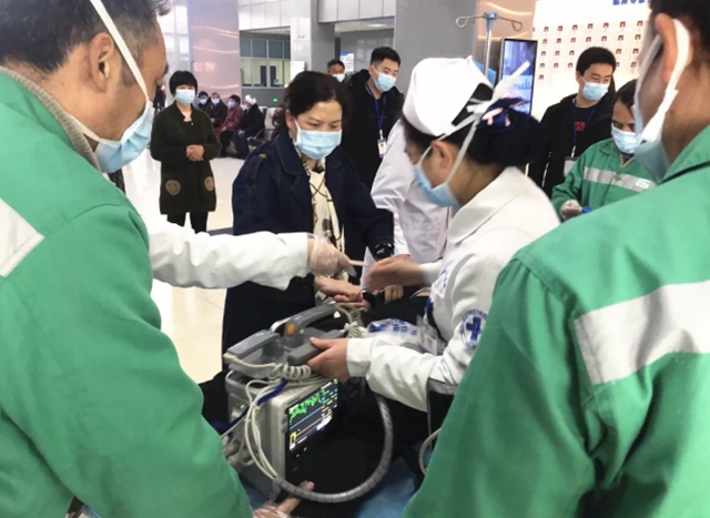 突发!门诊大厅男子倒地抽搐!监控记录下惊险一幕(图5) 突发!门诊大厅男子倒地抽搐!监控记录下惊险一幕(图5)