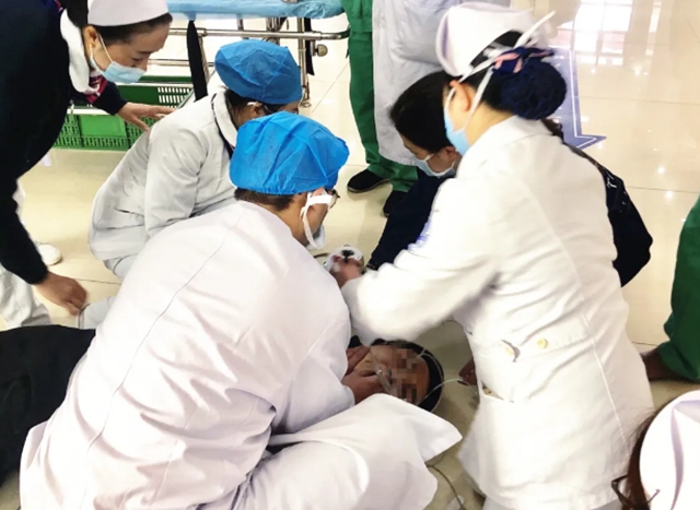 突发!门诊大厅男子倒地抽搐!监控记录下惊险一幕(图6) 突发!门诊大厅男子倒地抽搐!监控记录下惊险一幕(图6)