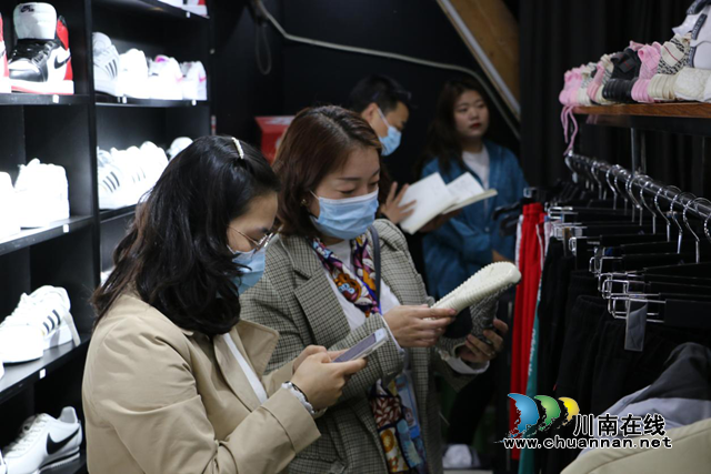 合江县查获一批涉嫌假冒伪劣的阿迪、耐克产品