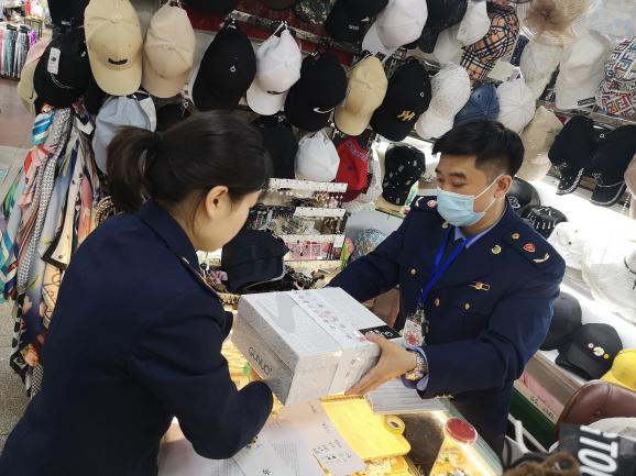 LV、CHANEL、HERMES…泸州12个卖涉外名牌“A货”商家被查！(图6)