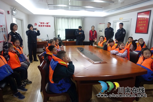 公安趸船成“课堂”！泸州40余名小朋友江上学习防溺水(图3)