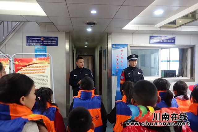 公安趸船成“课堂”！泸州40余名小朋友江上学习防溺水(图1)