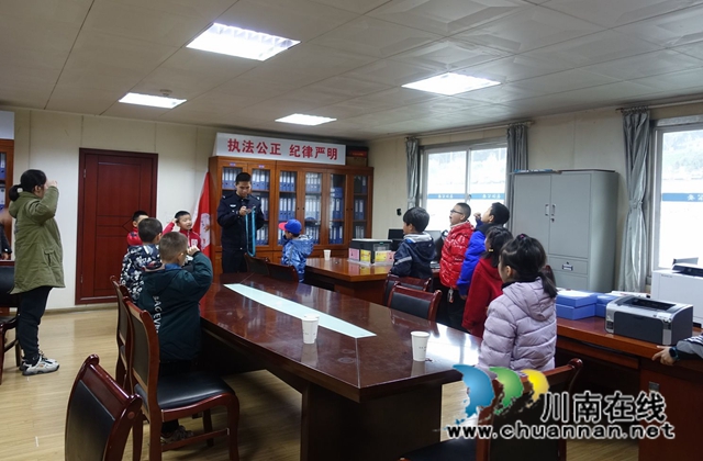 公安趸船成“课堂”！泸州40余名小朋友江上学习防溺水(图2)