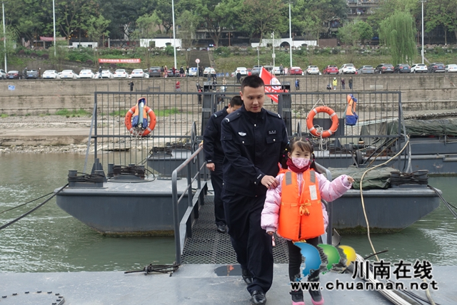 公安趸船成“课堂”！泸州40余名小朋友江上学习防溺水(图4)