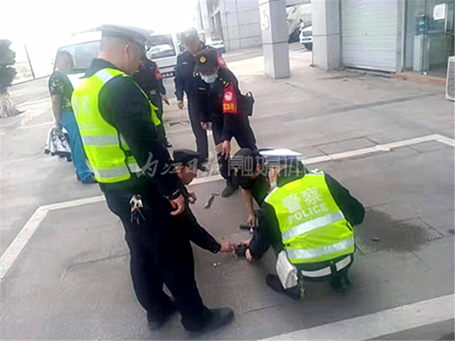 城区有人私设地锁霸占公共停车位，内江交警出手：拆！拆！拆！