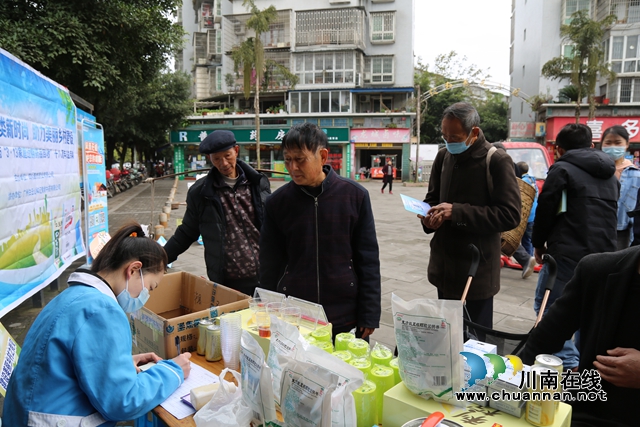 泸县：药企联手回收家庭过期药品，服务居民健康生活